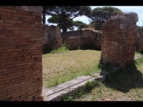 07221 ostia - regio i - insula xii - caseggiato a tabernae (i,xii,10) - westseite - 2. laden von norden - bli ri suedosten - 06-2024.jpg